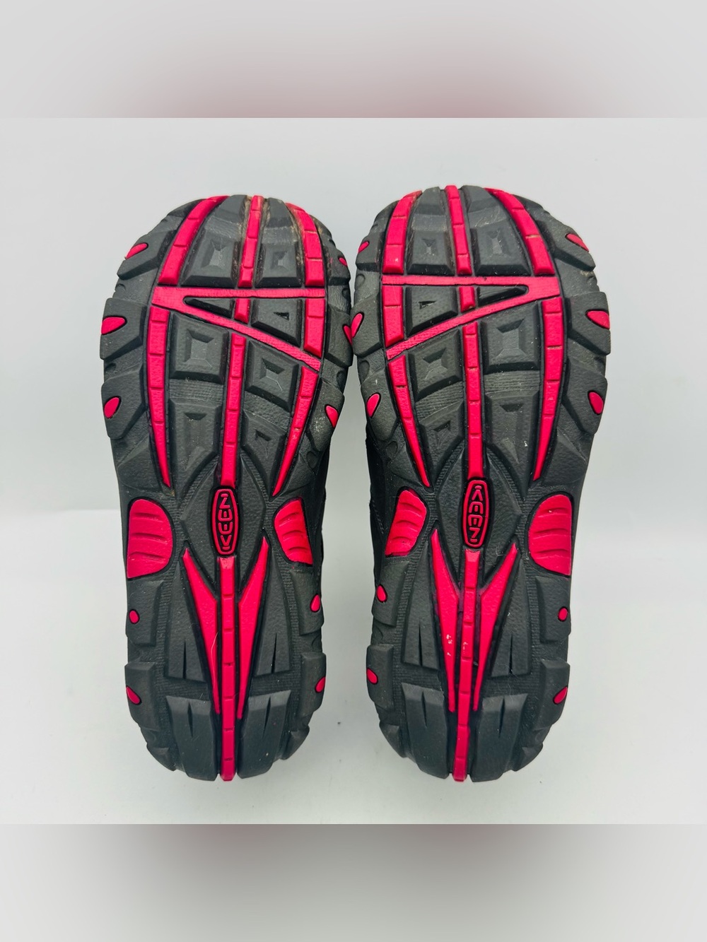 KEEN Youth Athletic Hiking Shoes in Gray and Pink, youth 4 - Picture 5 of 6